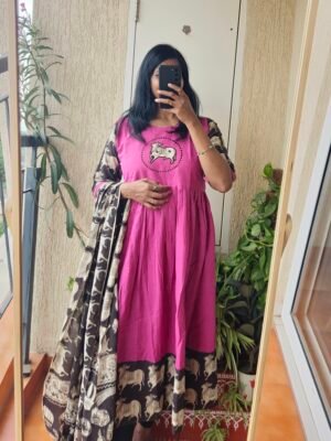 Magenta pink Mangalgiri cotton kurta set .