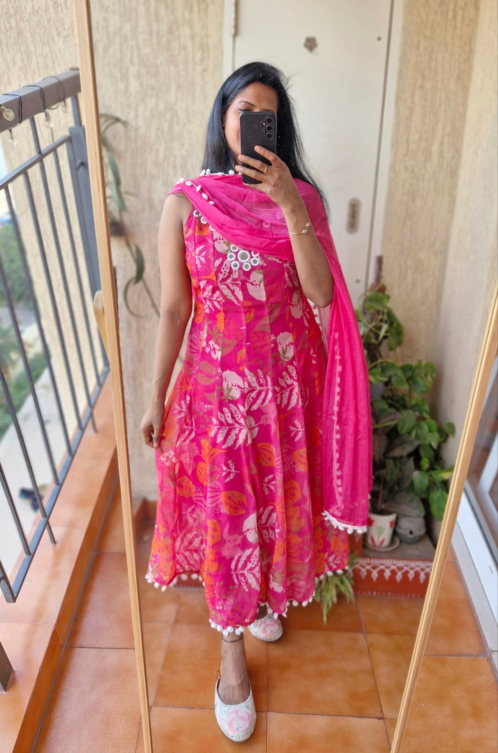Pink floral chiffon kurta set. - Image 7