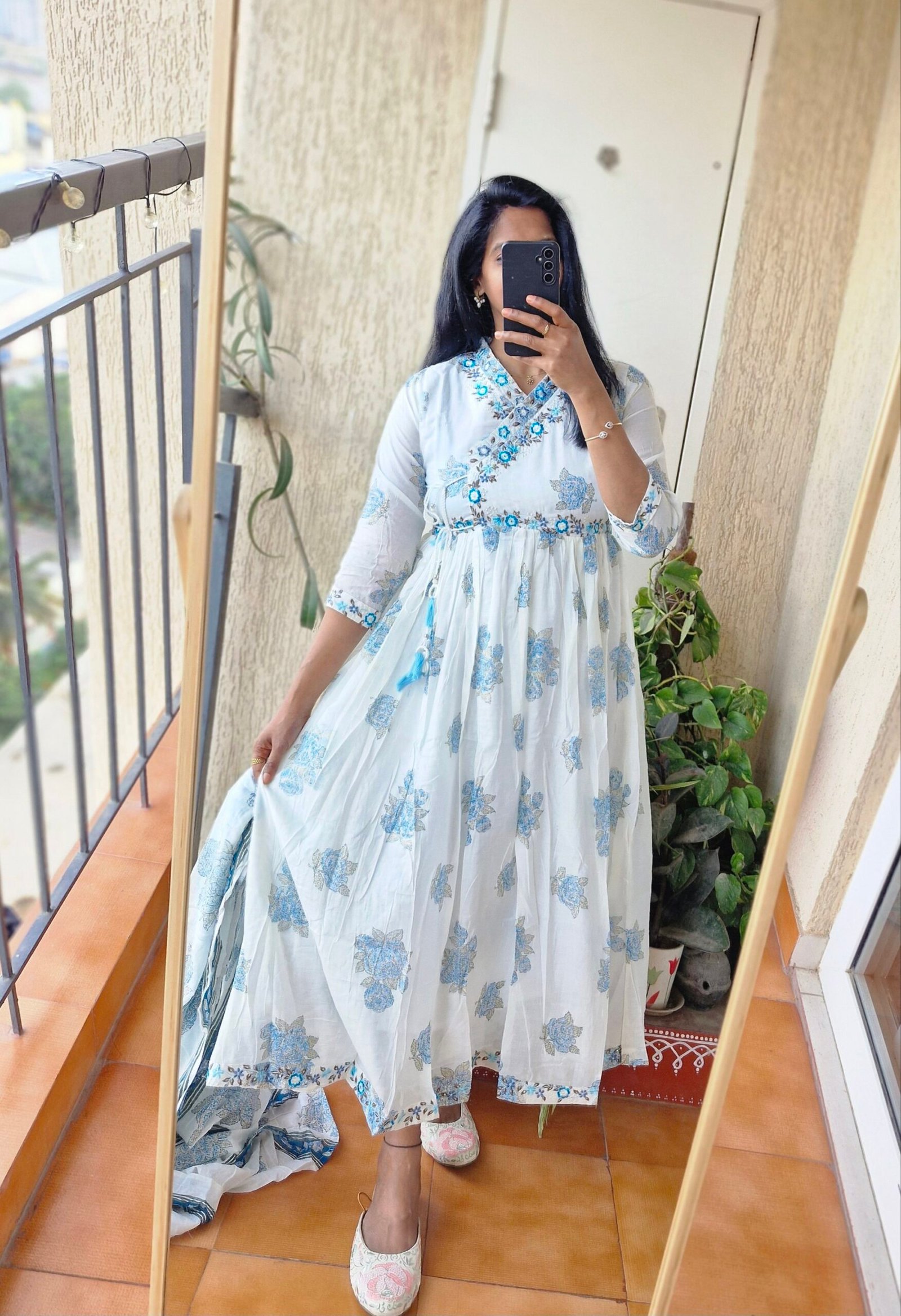 Blue floral mul cotton kurta set. - Image 2